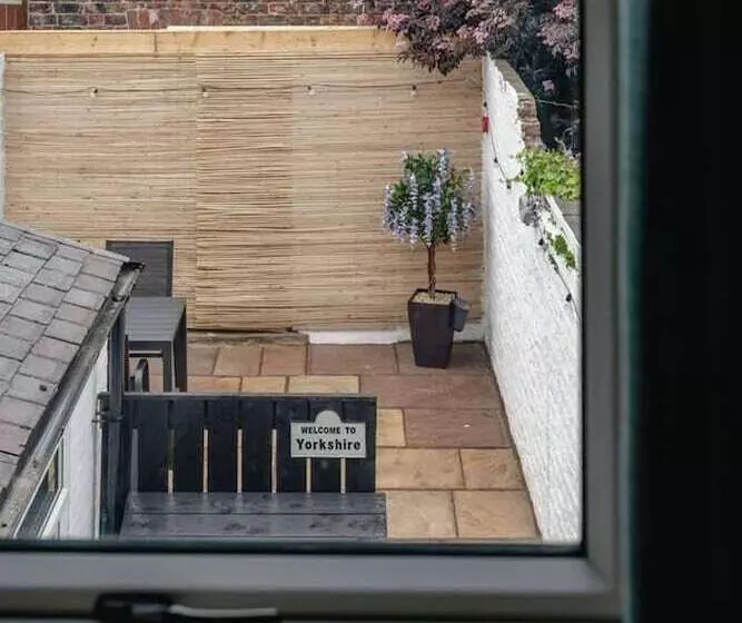 اقامتگاه Swan House 3 Bed Town House York   Up To 5 Guests