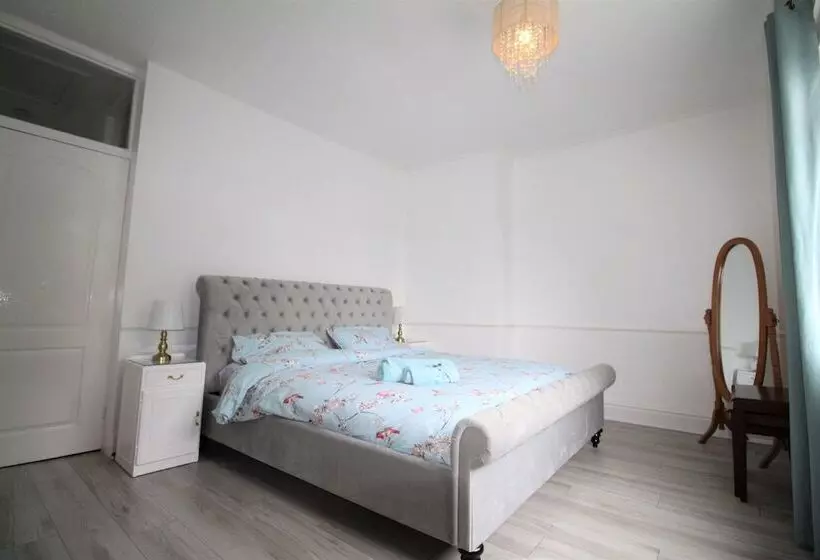 レジデンス Whitley Bay   Sleeps 6   Refurbished Throughout