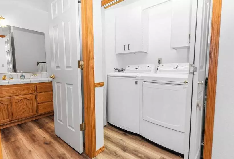 Sugarpaw Cottage