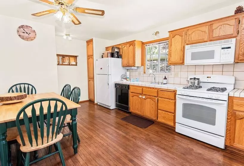 Sugarpaw Cottage
