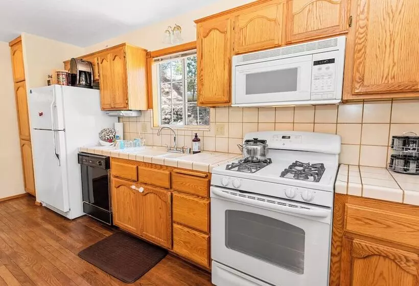 Sugarpaw Cottage
