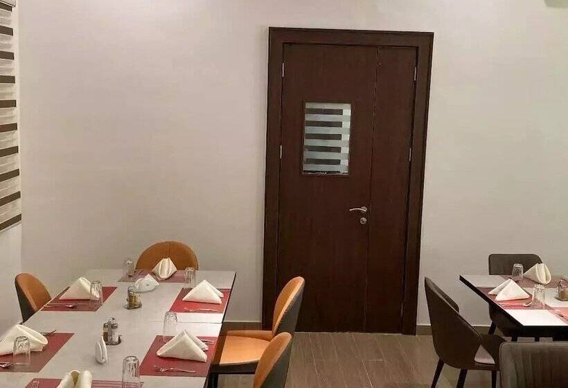 هتل Debbie S Suites And Apartments