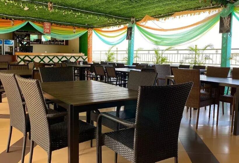 هتل Debbie S Suites And Apartments