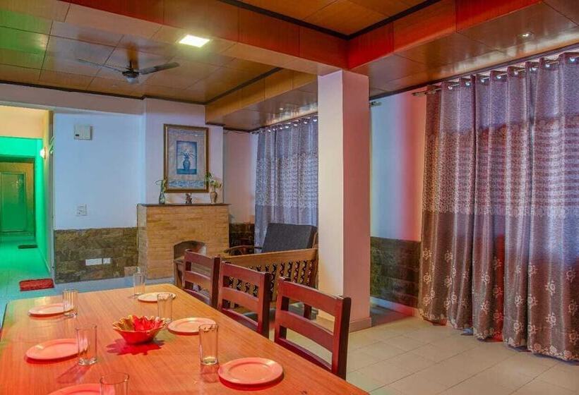 Отель The Party House