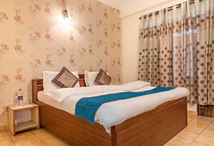 Отель The Party House