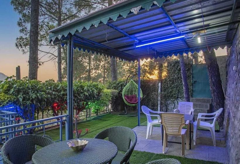 Отель The Party House