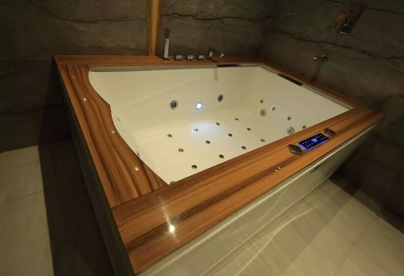 Krishna Hotel And Resort