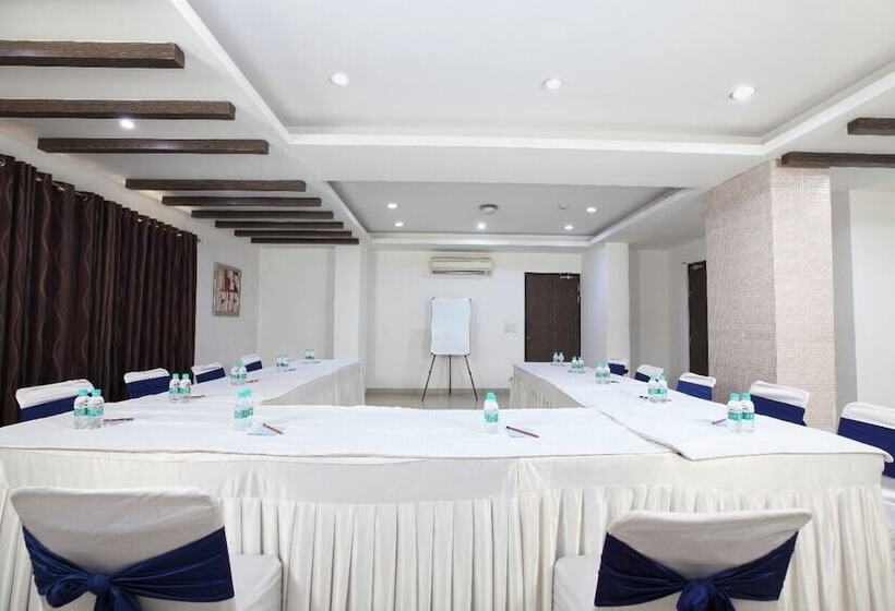 Le Crescent Hotel By Trot, Indirapuram