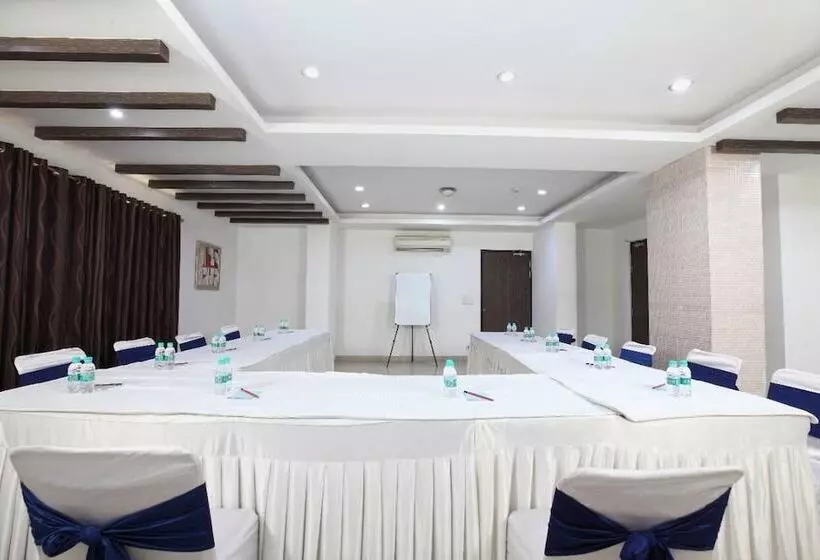 Le Crescent Hotel By Trot, Indirapuram