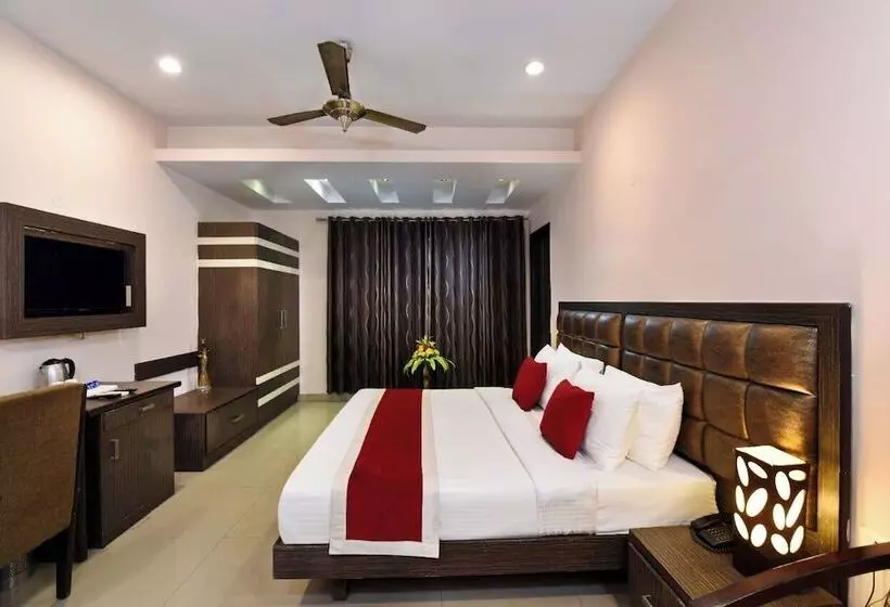 Le Crescent Hotel By Trot, Indirapuram