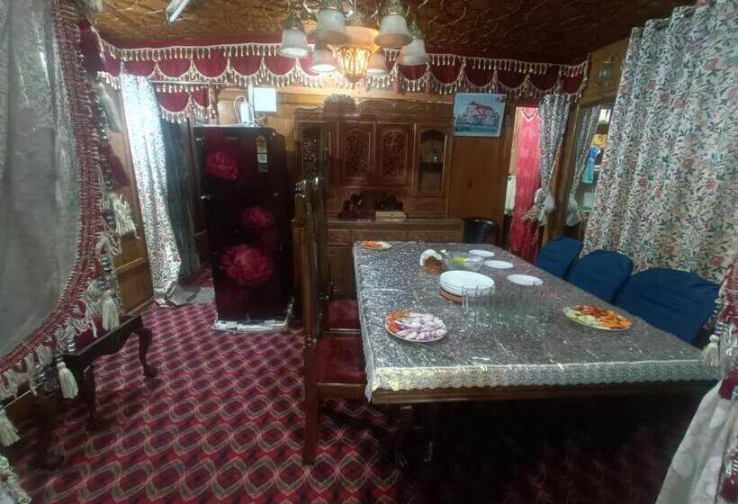 Hotel Shamus Maqbool Group Of Houseboat