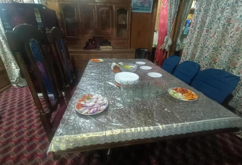 Hotel Shamus Maqbool Group Of Houseboat