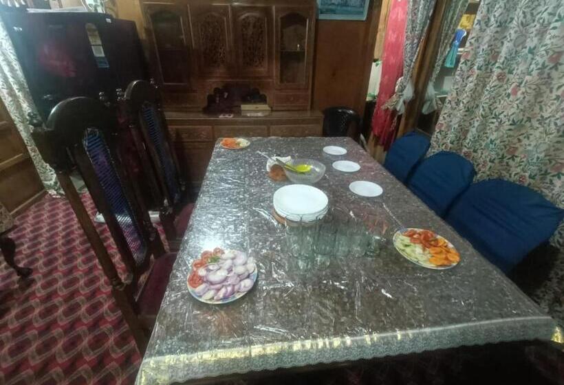 Hotel Shamus Maqbool Group Of Houseboat