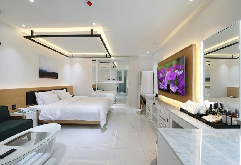 فندق على الطريق Wj Hotel Pool House