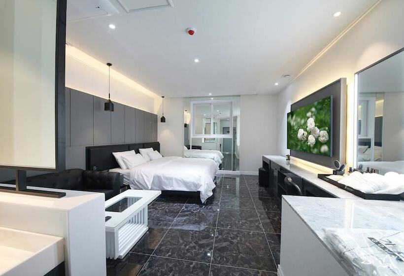 فندق على الطريق Wj Hotel Pool House