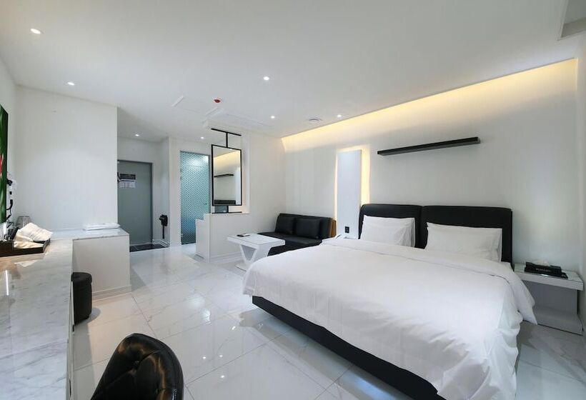 فندق على الطريق Wj Hotel Pool House