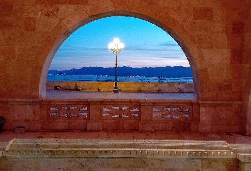 Пансион Chloe S Rooms