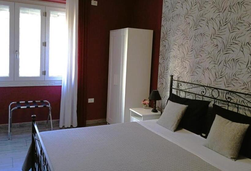 Пансион Chloe S Rooms