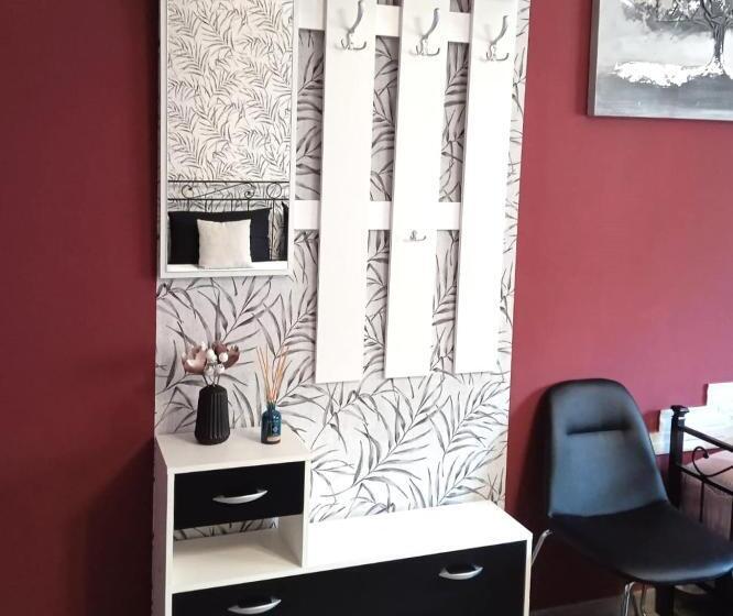 Пансион Chloe S Rooms