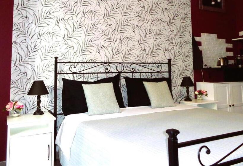 Пансион Chloe S Rooms