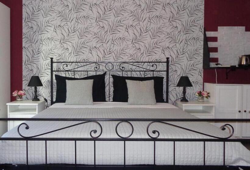 Пансион Chloe S Rooms