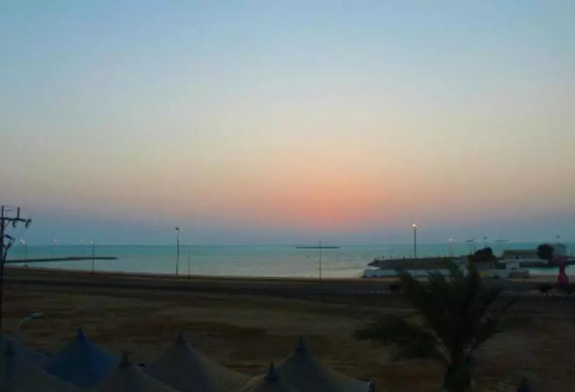 منتجع شاطئ العرب الرايس