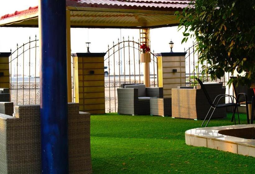 منتجع شاطئ العرب الرايس