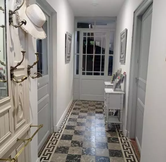 Aamiaismajoitus (B&B) Les Coulisses Du Château