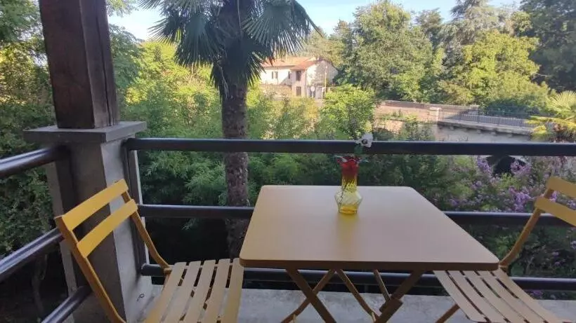 Aamiaismajoitus (B&B) Les Coulisses Du Château