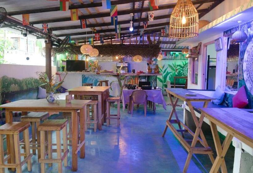 Hostel Tharu Surp Camp & Restaurant