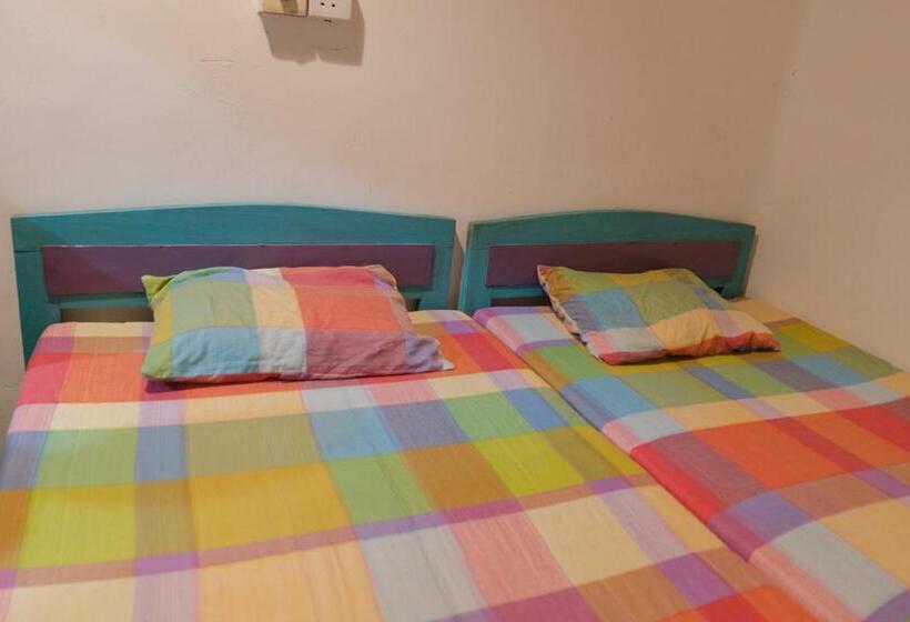 Hostel Tharu Surp Camp & Restaurant