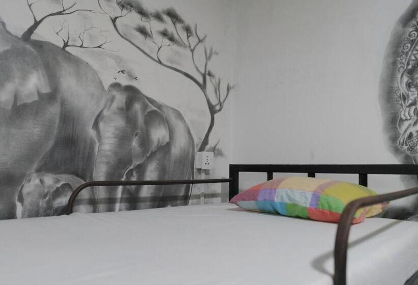 Hostel Tharu Surp Camp & Restaurant