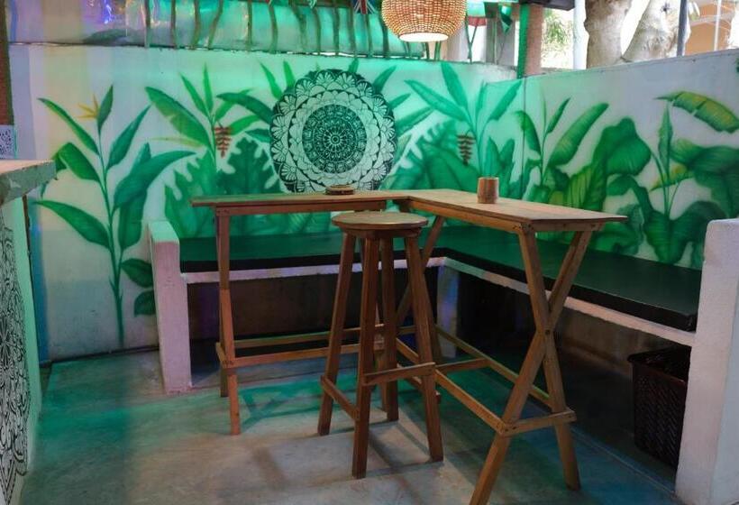 Hostel Tharu Surp Camp & Restaurant