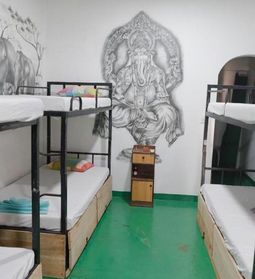 Hostel Tharu Surp Camp & Restaurant