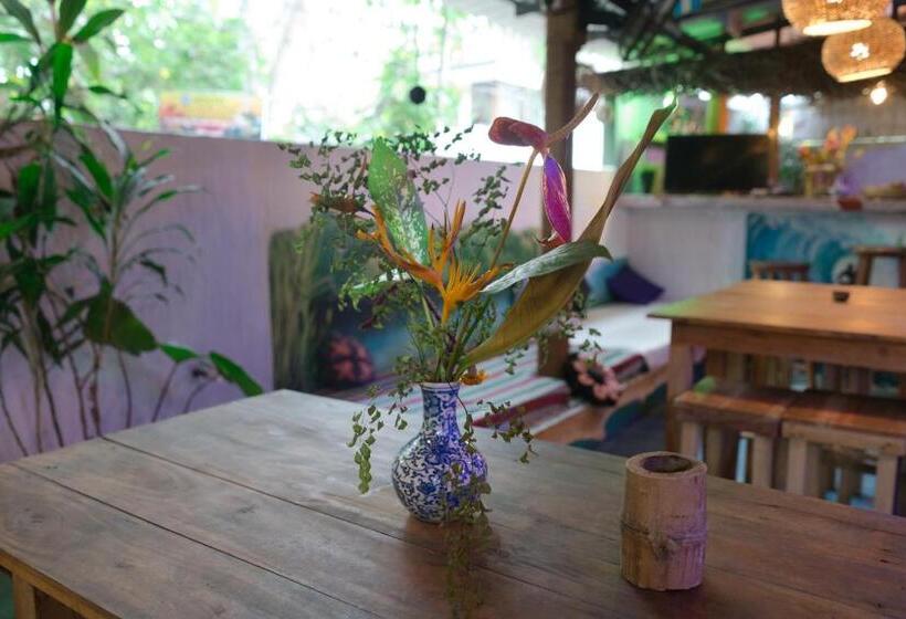 Hostel Tharu Surp Camp & Restaurant