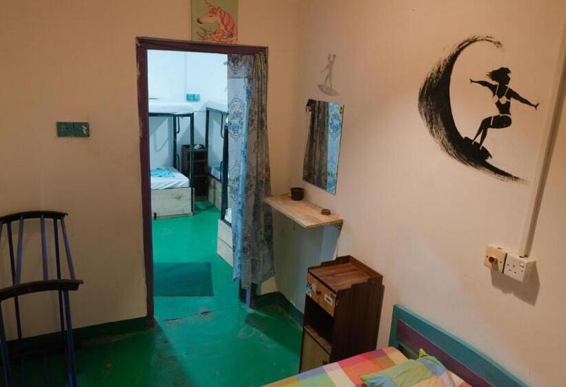 Hostel Tharu Surp Camp & Restaurant