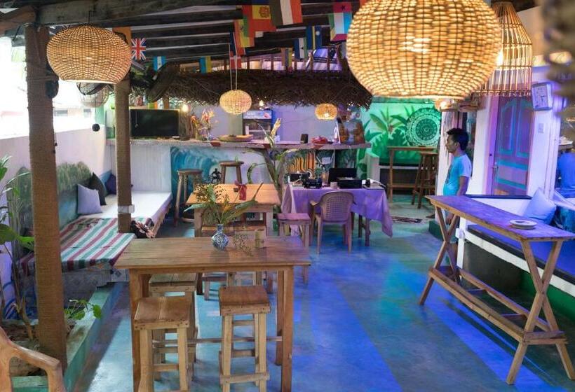 Hostel Tharu Surp Camp & Restaurant