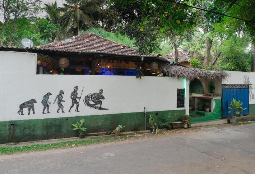 Hostel Tharu Surp Camp & Restaurant