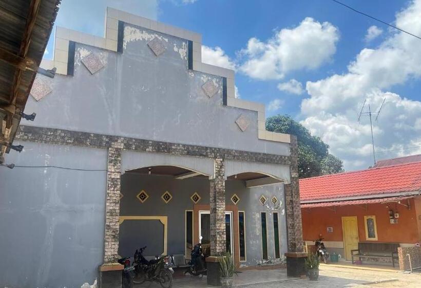 בית מלון כפרי Oyo 93119 Guest House Leo Patra