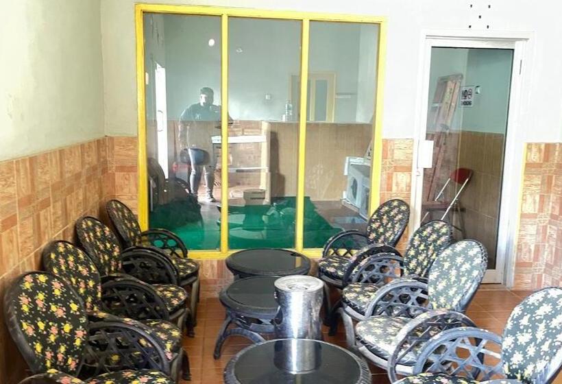 בית מלון כפרי Oyo 93119 Guest House Leo Patra