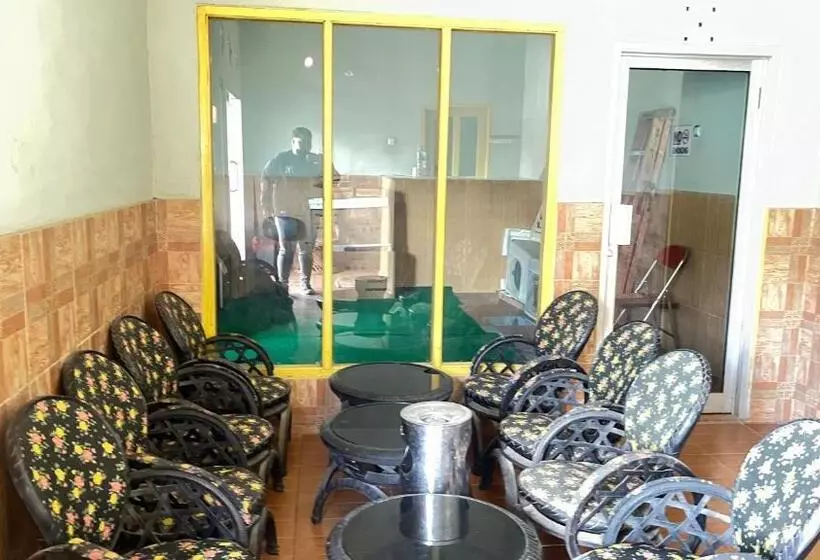 Hotelli Oyo 93119 Guest House Leo Patra