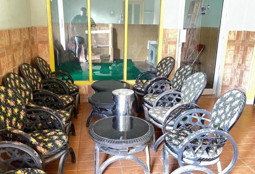 בית מלון כפרי Oyo 93119 Guest House Leo Patra