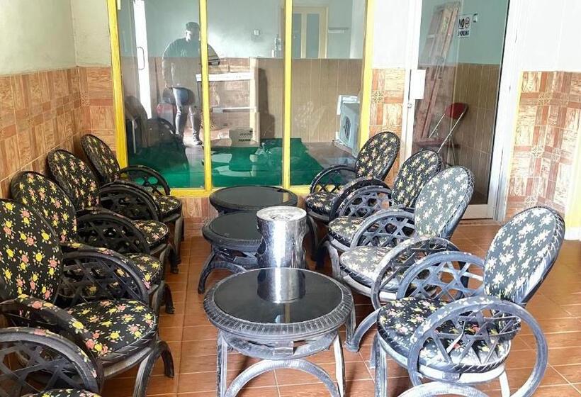 בית מלון כפרי Oyo 93119 Guest House Leo Patra