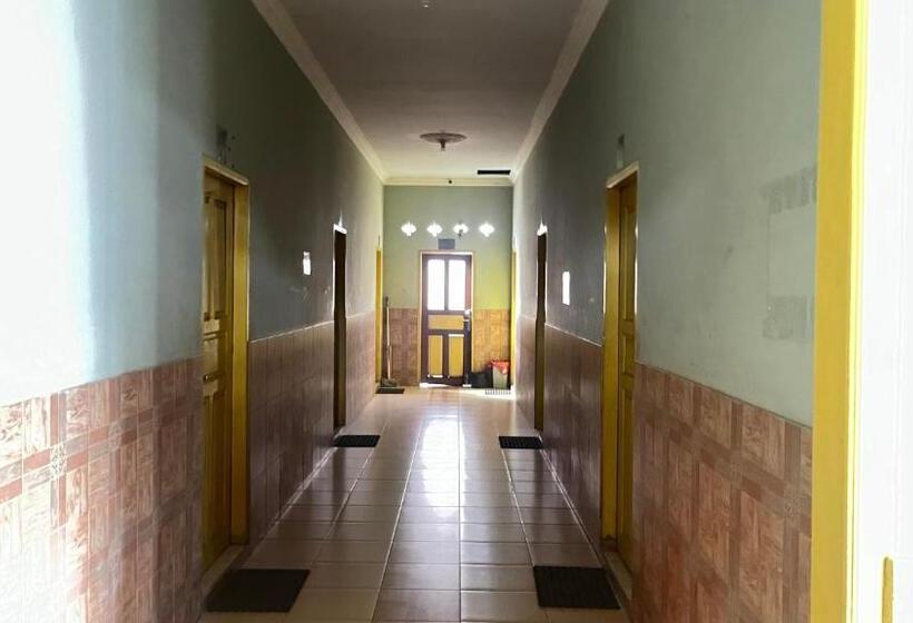 בית מלון כפרי Oyo 93119 Guest House Leo Patra