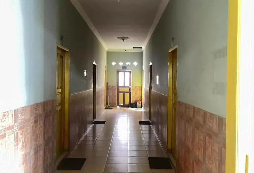 Hotelli Oyo 93119 Guest House Leo Patra