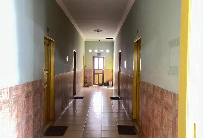 בית מלון כפרי Oyo 93119 Guest House Leo Patra