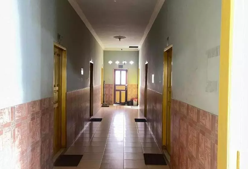 Hotelli Oyo 93119 Guest House Leo Patra