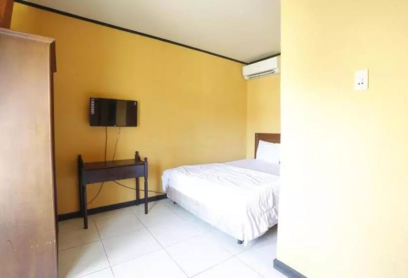 Hotelli Oyo 93119 Guest House Leo Patra