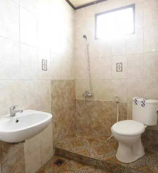 Hotelli Oyo 93119 Guest House Leo Patra