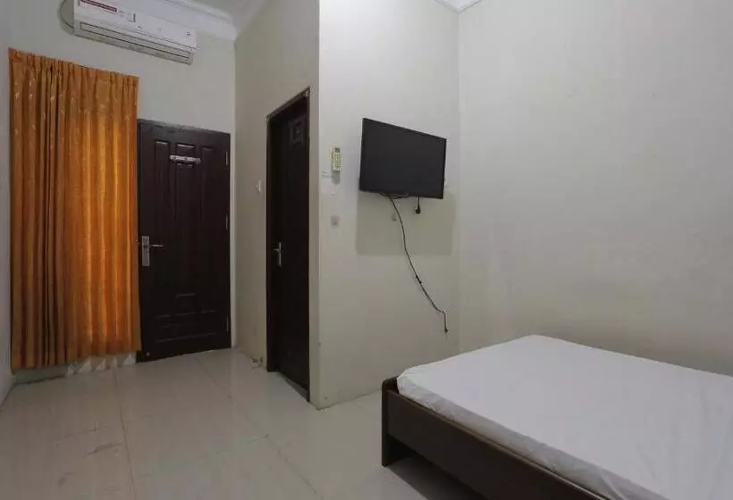 Hotelli Oyo 93119 Guest House Leo Patra